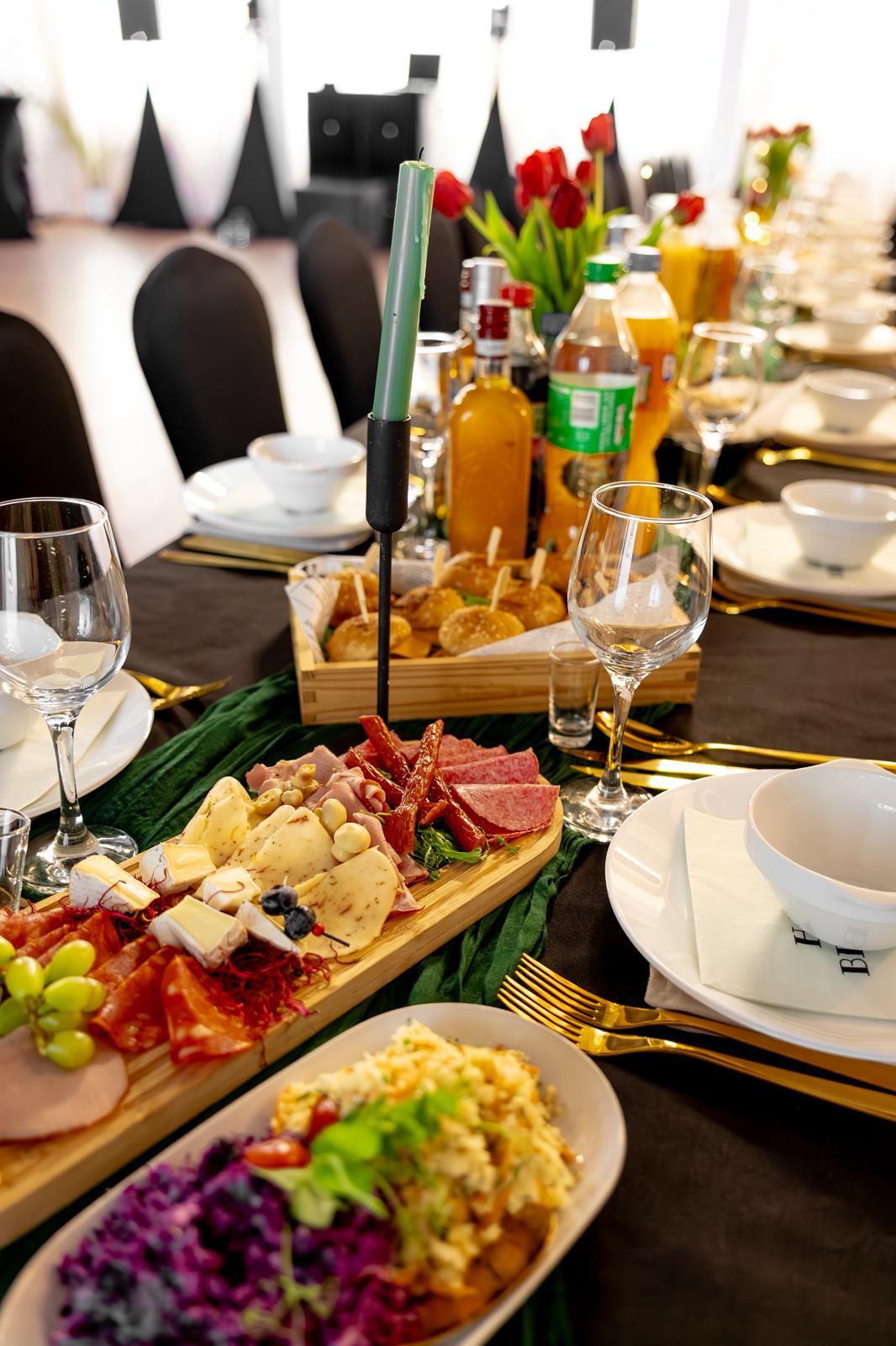 Elegancko nakryty stół cateringowy MW Exclusive Catering