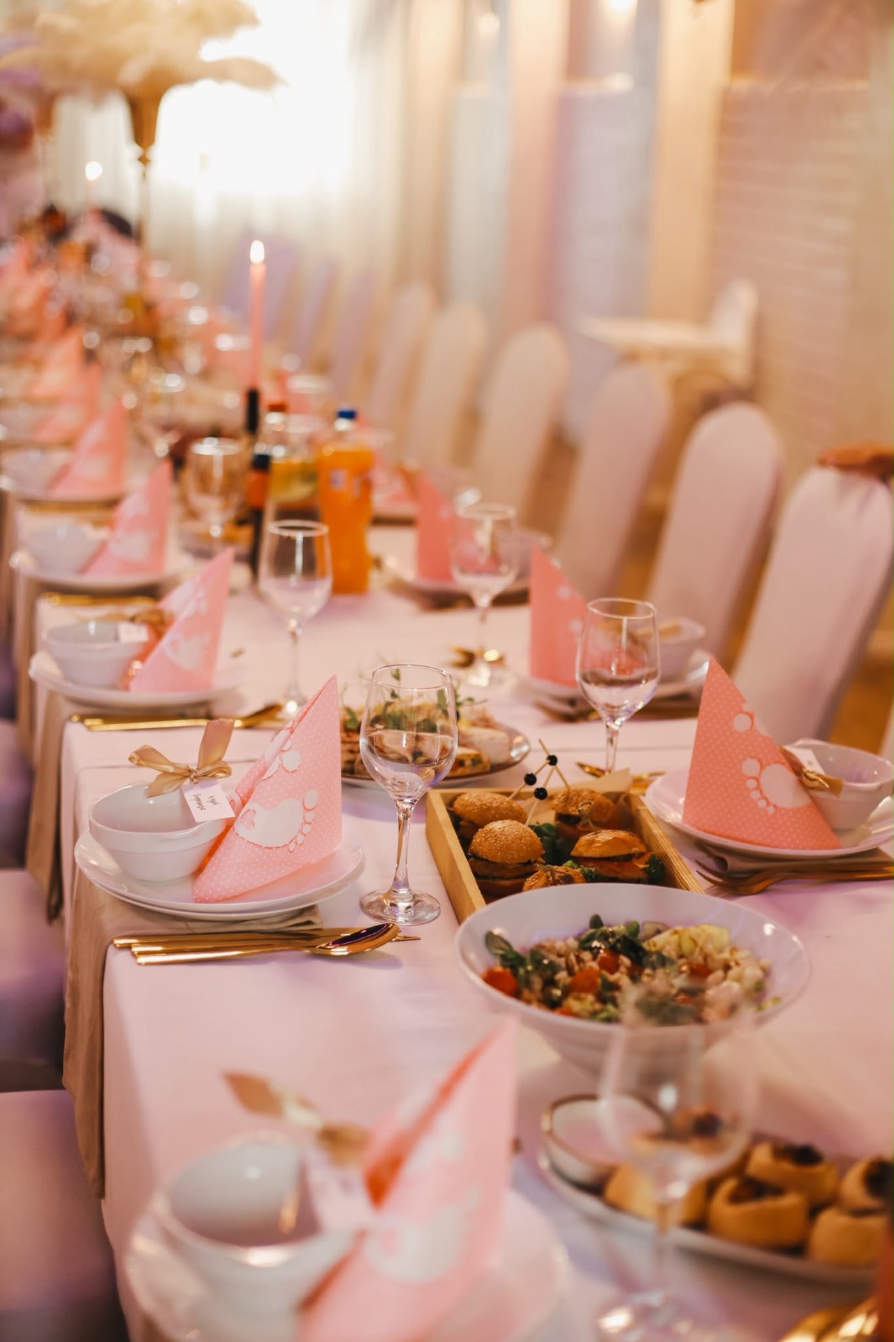 Elegancko nakryty stół na baby shower z mini burgerami